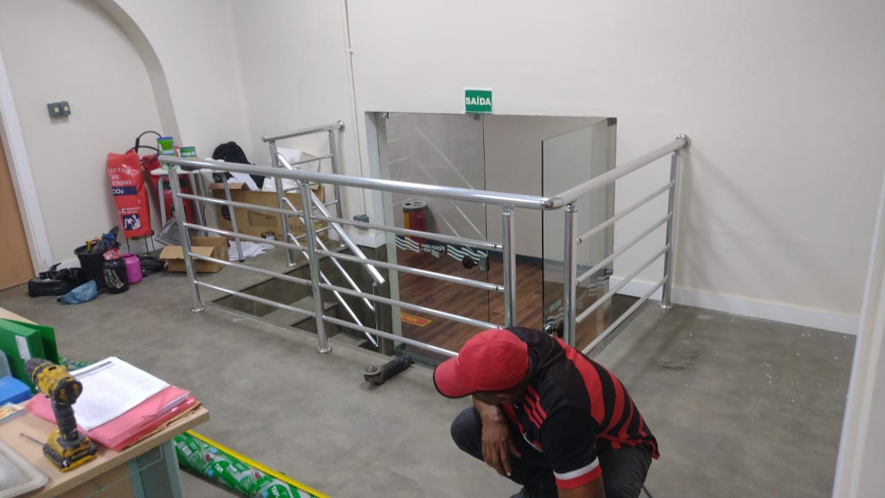 Montagem do guarda corpo em aluminio na UFRJ Ilha do Fundão.jpg